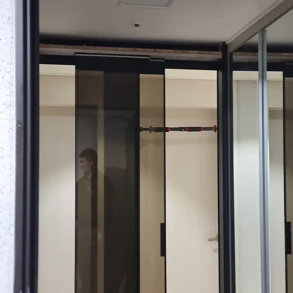 3연동 중문이 한 짝씩 따로 움직여요